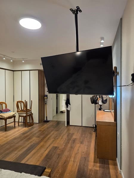 תליית טלויזה על התקרה