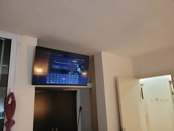 תליית טלויזיה בחדר אורחים תליית טלויזיה בחדר אורחים